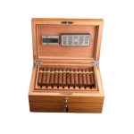 Élégante cave à cigares humidificateur en bois exotique avec veinage prononcé, serrure et hygromètre digital.