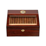 Cave à cigares vitrée luxe vintage en bois précieux laqué brun, hygromètre doré.