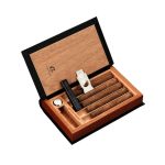 Cave à cigares portable en cuir et bois de cèdre, avec hygromètre et coupe-cigare.