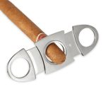 Coupe-cigare guillotine en inox poli, double lame pour coupe nette.