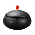 Cendrier Bisma céramique noir mat texturé, bouton rouge corail doré, style zen.