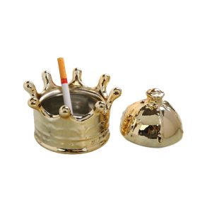 Cendrier de luxe en résine dorée, design couronne royale et élégant.