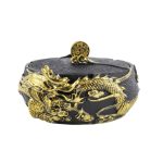 Cendrier couvercle céramique noir mat, grand dragon doré oriental en relief.