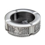 Cendrier en acier vieilli motifs égyptiens, buste Néfertiti et masque Toutankhamon.