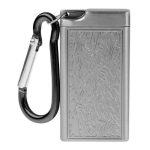 Cendrier de voyage argenté en acier inoxydable avec motif arabesque et mousqueton, portable et élégant.