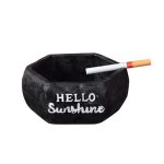 Cendrier céramique Banago noir mat octogonal design gravé HELLO Sunshine pour extérieur.