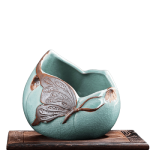 Cendrier céramique design papillon bleu céladon craquelé, motifs bronze, sur support bois.