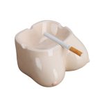Cendrier céramique artisanal beige forme poitrine femme, détails réalistes tétons rosés.