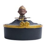 Cendrier grand rond céramique noir mat, Roi Singe Bouddhiste doré sur couvercle sculpté.