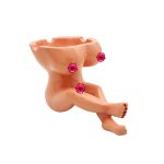 Cendrier humain sculptural en résine chair, lèvres roses et vernis rouge sur corps féminin.