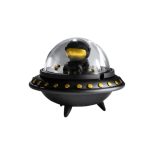 Cendrier soucoupe volante en résine noire, astronaute avec visière dorée et couvercle dôme refermable.