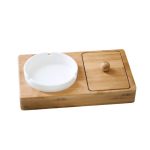 Cendrier japonais artisanal en bambou clair et céramique blanche, rangement intégré.