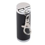Cendrier nomade en métal noir mat cylindrique, avec mousqueton et capuchon gravé.