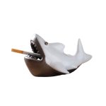 Cendrier requin design en céramique gris bicolore avec gueule ouverte décorative.