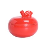 Cendrier design "Pomme d'Amour" rouge vif en céramique émaillée, forme réaliste et hermétique.