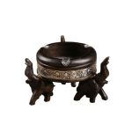 Cendrier sur pied en bois sculpté éléphants avec coupelle métal gravé motifs asiatiques