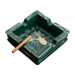 Cendrier à cigare luxe vert émeraude céramique, tête de cerf dorée, stable.