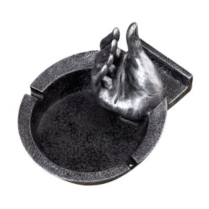 Cendrier résine "The Handa" design main humaine, finition argent vieilli, style gothique.
