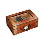 Humidor de luxe en bois précieux et cèdre avec couvercle vitré et hygromètre intégré.