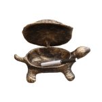 Cendrier design tortue en acier refermable, moderne et anti-odeur.