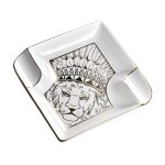 Cendrier cigare lion en céramique blanc brillant, motifs dorés et 4 encoches.