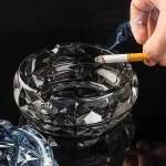 Cendrier-en-verre-prismatique-noir